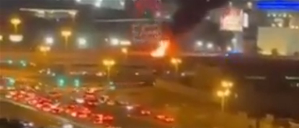 Πυρκαγιά ξέσπασε κοντά στο αεροδρόμιο του Ντουμπάι έπειτα από επιδρομή μη επανδρωμένων εναέριων οχημάτων