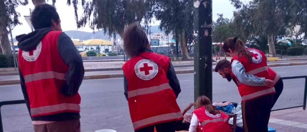 Ο Ελληνικός Ερυθρός Σταυρός υλοποίησε νυκτερινή δράση υποστήριξης αστέγων στον Πειραιά