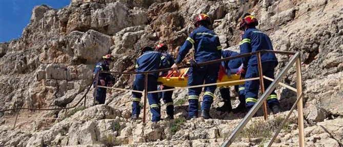 Ζάκυνθος: Μεγάλη επιχείρηση διάσωσης για τουρίστρια που έπεσε σε δύσβατο σημείο (εικόνες)