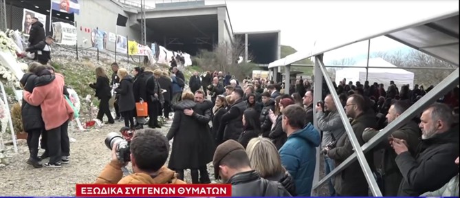 Τέμπη: Σε βαρύ κλίμα το μνημόσυνο για τα 3 κορίτσια της οικογένειας Πλακιά - "Στον αέρα" οι εκταφές