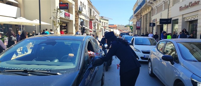 Χανιά: Η Τροχαία έκανε έλεγχο στους οδηγούς και τους μοίρασε... λαμπάδες (εικόνες)