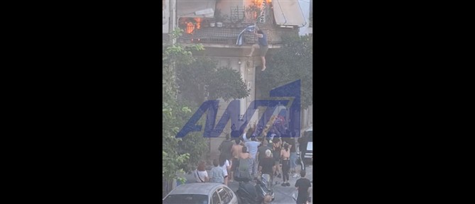 Φωτιά στην Καλλιθέα: Βίντεο ντοκουμέντο με τη γυναίκα να πηδάει στο κενό για να γλιτώσει από τις φλόγες