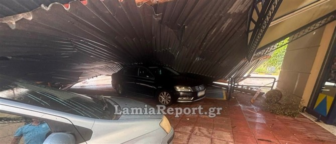 Φθιώτιδα: Έπεσαν σκεπές πάνω σε αυτοκίνητα από τον δυνατό αέρα (βίντεο)