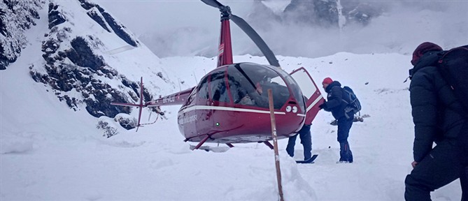 Νεπάλ: Εγκλωβισμένοι ορειβάτες από κομμάτι πάγου 30 μέτρων