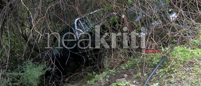 Χανιά: Αγροτικό έπεσε σε πλαγιά - Εγκλωβίστηκε ζευγάρι (εικόνες)