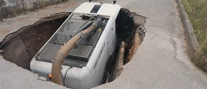 Ιωάννινα: Οδόστρωμα “κατάπιε” όχημα της καθαριότητας του Δήμου (εικόνες)