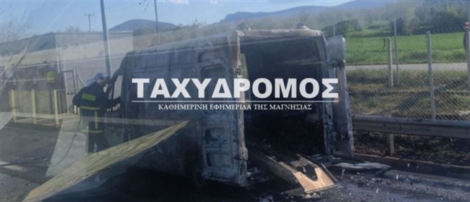 Στις φλόγες τυλίχθηκε ασθενοφόρο του ΕΚΑΒ Βόλου που μετέφερε 12χρονο στην Αθήνα