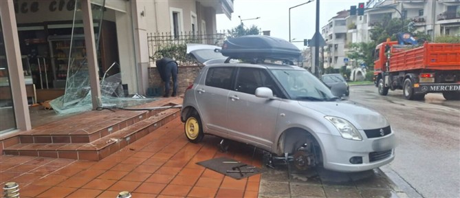 Αγρίνιο: Αυτοκίνητο καρφώθηκε σε τζαμαρία φούρνου (εικόνες)