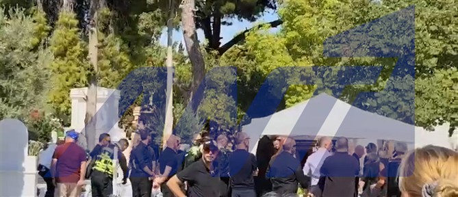 Συντετριμμένοι οι γονείς του Γιώργου Μαζωνάκη στο Γ' Νεκροταφείο