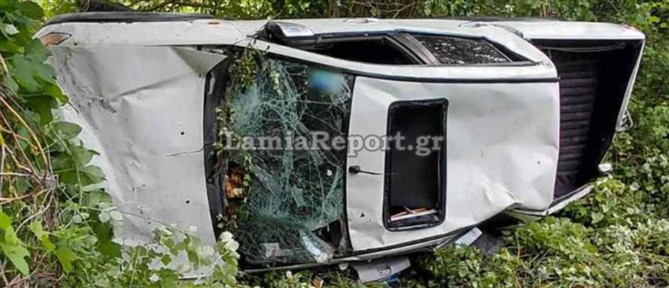 Τροχαίο έξω από τη Λαμία: Αγροτικό ανετράπη και κατέληξε εκτός δρόμου (βίντεο)