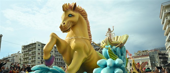 Πατρινό καρναβάλι: Με τη μεγάλη παρέλαση των αρμάτων και των 50.000 καρναβαλιστών κορυφώνονται οι εκδηλώσεις