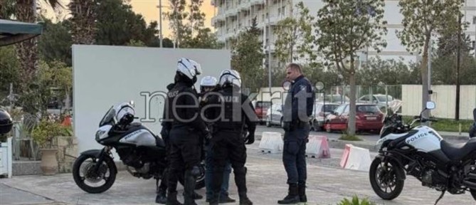 Ηράκλειο: Άντρας με αιχμηρό αντικείμενο προκάλεσε αναστάτωση έξω από το ΠΑΓΝΗ