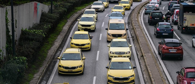 "Χειρόφρενο" τραβούν για δεύτερη μέρα οι οδηγοί ταξί - Καθολική ήταν συμμετοχή του κλάδου την πρώτη ημέρα