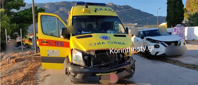 Τροχαίο στο Λουτράκι: ΕΚΑΒ συγκρούστηκε με αυτοκίνητο - Δύο τραυματίες (βίντεο)
