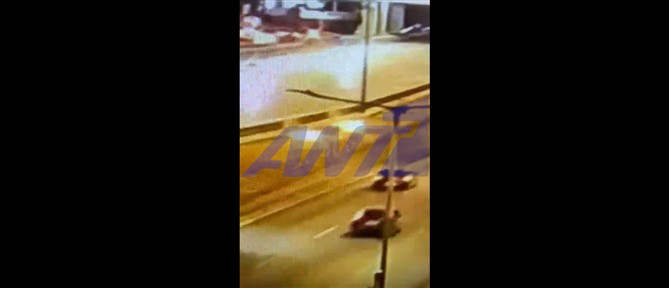 Καρέ - καρέ η δράση του 32χρονου καθ' ομολογίαν εμπρηστή στο Αιγάλεω