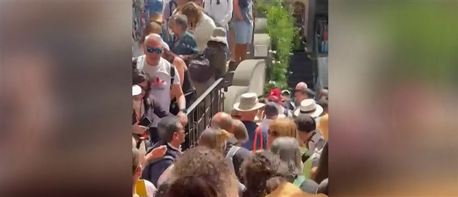 Ακτή Αμάλφι: Ασφυξία από τον υπερτουρισμό - "Βουλιάζουν" δρόμοι και παραλίες (βίντεο)