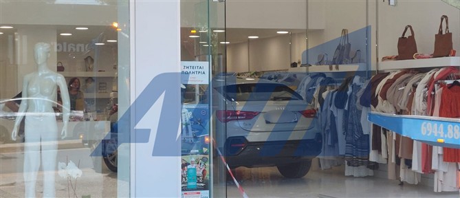 Βριλήσσια: Αυτοκίνητο καρφώθηκε σε τζαμαρία καταστήματος, βίντεο - ντοκουμέντο του ΑΝΤ1