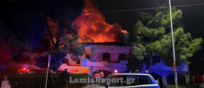 Λαμία: Μεγάλη φωτιά σε κτήριο - Εγκλωβίστηκαν άτομα (βίντεο)