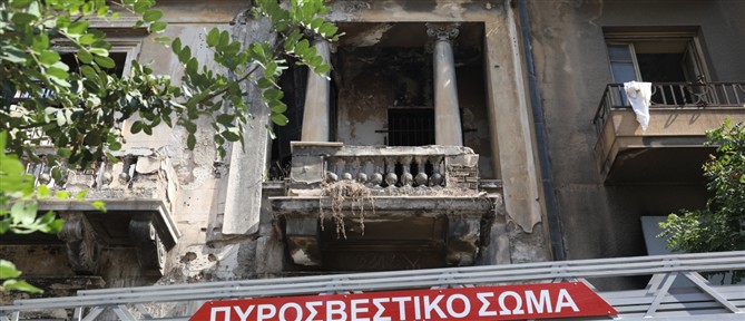 Φωτιά σε ακατοίκητο κτήριο στην Κουμουνδούρου - Απεγκλωβίστηκε ένα άτομο