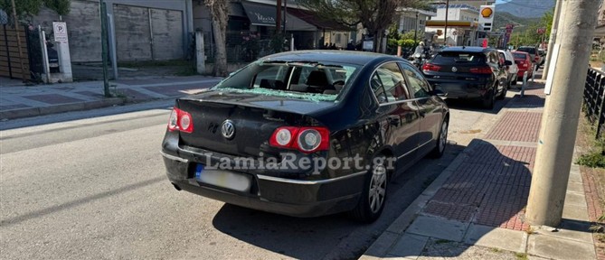 Λαμία: Μηχανάκι έπεσε σε σταθμευμένο ΙΧ - Στο νοσοκομείο ο οδηγός του δικύκλου