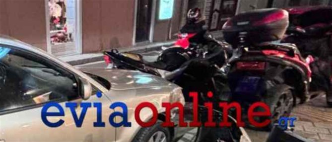 Χαλκίδα: Σφοδρή σύγκρουση δύο αυτοκινήτων - Το ένα προσέκρουσε πάνω σε δίκυκλα (βίντεο)