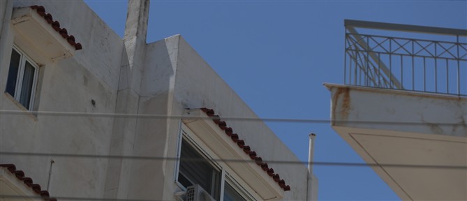 Σοκ στην Ηλιούπολη: Δύο 16χρονες έπεσαν από ταράτσα πολυκατοικίας - Νεκρή η μία, σε κρίσιμη κατάσταση η άλλη (βίντεο)