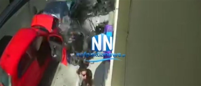 Παραλίγο τραγωδία στην Ναύπακτο: Γυναίκα τράβηξε μικρό παιδί από αυτοκίνητο δευτερόλεπτα προτού παρασυρθεί (βίντεο)