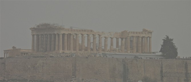Αφρικανική σκόνη στην Αττική - "Εξαφανίστηκε" η Ακρόπολη (εικόνες)