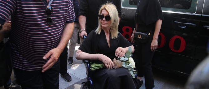 Με ιδιωτικό ταξί και πάνω σε αμαξίδιο κατέφθασε στην κηδεία της μητέρας της η Αφροδίτη Νέστορα