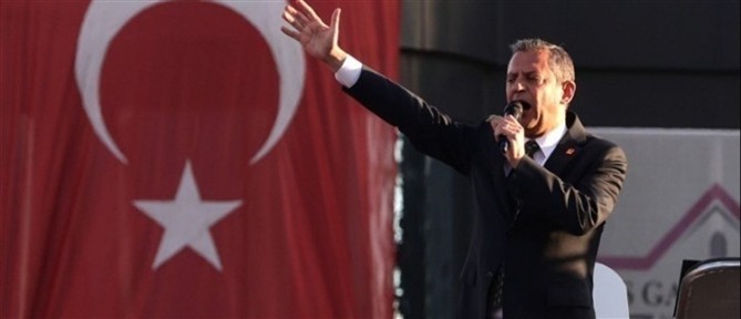 Τουρκία: «Απόπειρα πραξικοπήματος» κατήγγειλε ο Οζέλ μετά την καθαίρεσή του από την ηγεσία του CHP