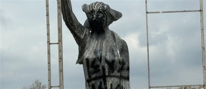 Θεσσαλονίκη: Βανδάλισαν το άγαλμα "Γυναίκα στο Λεωφορείο" στην Πλατεία Αριστοτέλους