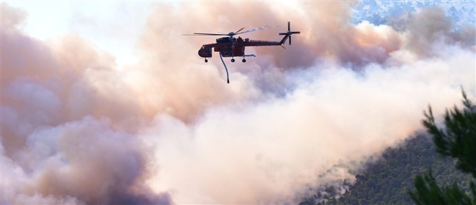 Αίγιο: Βελτιωμένη εικόνα παρουσιάζει η φωτιά αλλά παραμένει σε εξέλιξη