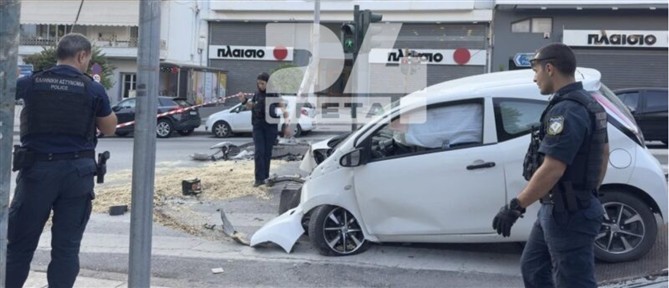 Ηράκλειο: Αυτοκίνητο "καρφώθηκε" σε κολόνα