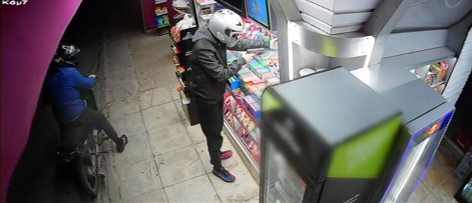 Ανήλικοι ληστές με χατζάρα, μαχαίρια και ρέπλικα - Βίντεο ντοκουμέντο