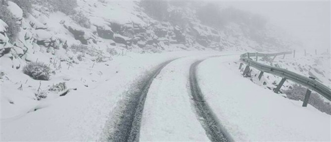 Κρήτη: Στα "λευκά" οι δρόμοι πάνω από τα Ανώγεια (εικόνες)