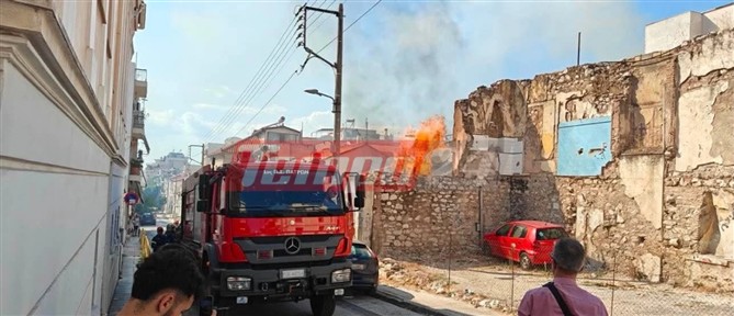 Φωτιά σε κεντρικό σημείο στην Πάτρα κοντά σε σπίτια - Άμεση επέμβαση της Πυροσβεστικής (εικόνες)