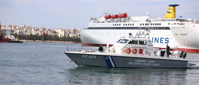 Αυτοκίνητο έπεσε στη θάλασσα στην πύλη Ε4 του Πειραιά
