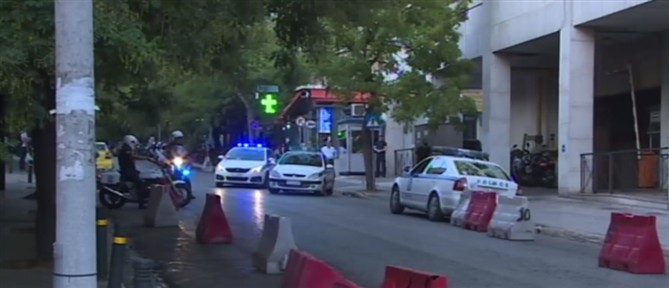 Ελεγχόμενη έκρηξη στο σακίδιο του Σουδανού που απειλούσε ότι είχε εκρηκτικά έξω από τη ΓΑΔΑ