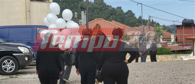 Ηλεία: "Ράγισαν καρδιές" στην κηδεία του 13χρονου - Παιδιά κουβάλησαν το λευκό φέρετρο (βίντεο)