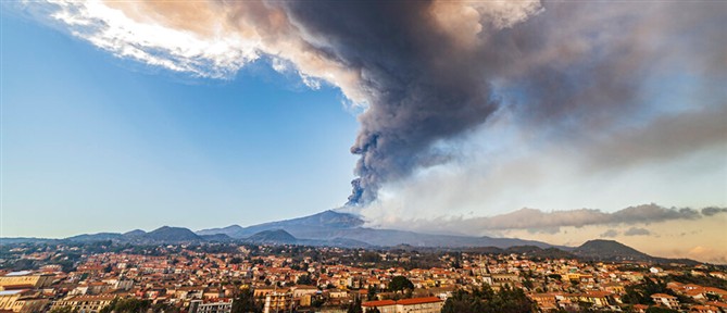Ιταλία: Μεγάλη αναστάτωση μετά την έκρηξη της Αίτνας - Διακοπή πτήσεων, μεγάλη ποσότητα τέφρας στον αέρα