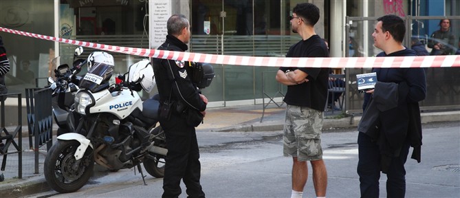 Θεσσαλονίκη: Απομακρύνθηκε από άνδρες της ΟΠΚΕ ο 20χρονος που πετούσε αντικείμενα από το μπαλκόνι του (βίντεο)