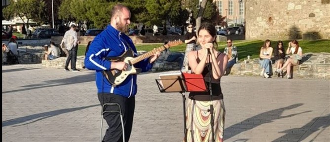 Θεσσαλονίκη: Πρόστιμο 300 ευρώ σε βάρος μουσικών του δρόμου στη Νέα Παραλία