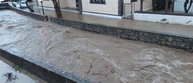 Λήμνος: Σαρωτική κακοκαιρία με δρόμους - "ποτάμια" - Μήνυμα 112 για περιορισμό μετακινήσεων