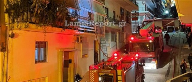 Λαμία: Φωτιά σε διαμέρισμα - Απεγκλωβίστηκε μια γυναίκα (εικόνες)