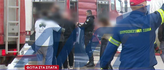 Σπάτα: Ανεξέλεγκτη η φωτιά στην αποθήκη επιχείρησης - Κατέρρευσαν οι ιδιοκτήτες