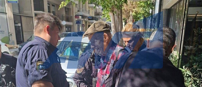 Πυροβολισμοί σε ΕΦΚΑ Κεραμεικού και Λουκάρεως: Ντοκουμέντο από τη στιγμή της σύλληψης του 89χρονου σε ξενοδοχείο