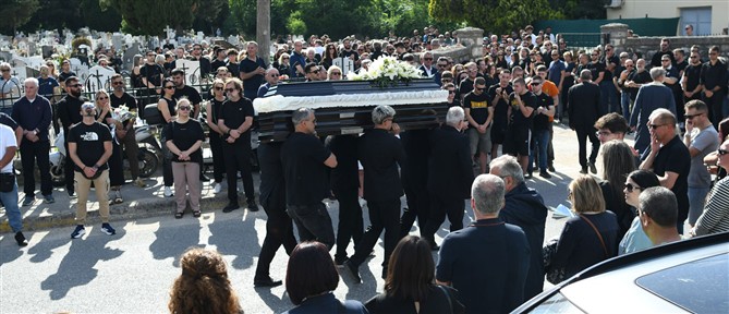 Σε κλίμα οδύνης και βαθιάς συγκίνησης η κηδεία του Μάριου Οικονόμου (εικόνες)