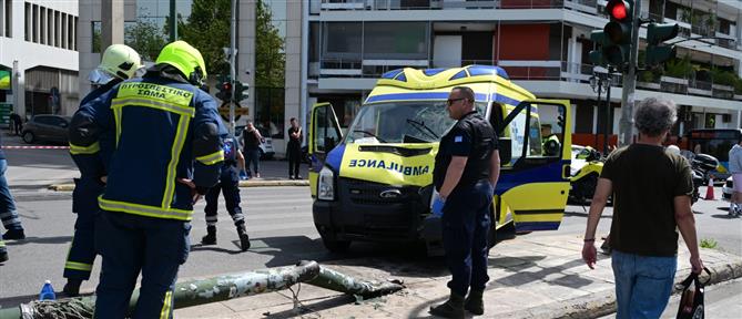 Αθήνα: Ασθενοφόρο έπεσε σε κολώνα που καταπλάκωσε πεζούς (εικόνες)