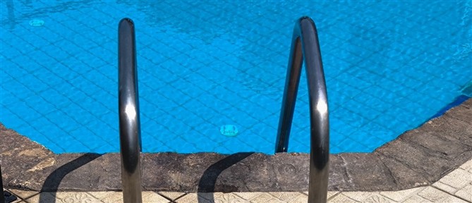Ρέθυμνο: Στο νοσοκομείο 2χρονο παιδί που ανασύρθηκε χωρίς τις αισθήσεις του από πισίνα