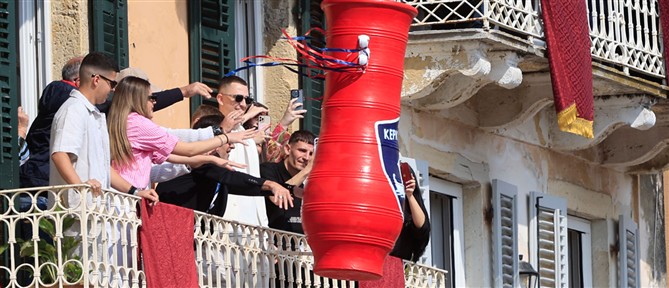 Κέρκυρα: Πλήθος κόσμου για τους μπότηδες σε Σπινιάδα και Λιστόν (εικόνες)